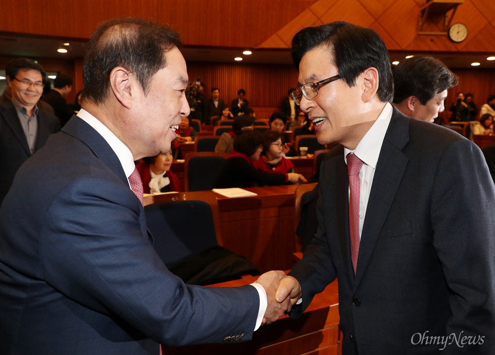 악수하는 김병준-황교안 자유한국당 김병준 비상대책위원장과 황교안 전 국무총리가 24일 오후 서울 여의도 국회 헌정기념관에서 열린 '전국 지방의원 여성협의회 정기총회 및 발대식'에 참석해 악수하고 있다. 