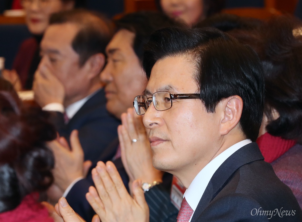 거리 둔 황교안-김병준 자유한국당에 입당한 황교안 전 국무총리가 24일 오후 서울 여의도 국회 헌정기념관에서 열린 '전국 지방의원 여성협의회 정기총회 및 발대식'에 참석하고 있다. 맨 왼쪽은 김병준 비상대책위원장.  