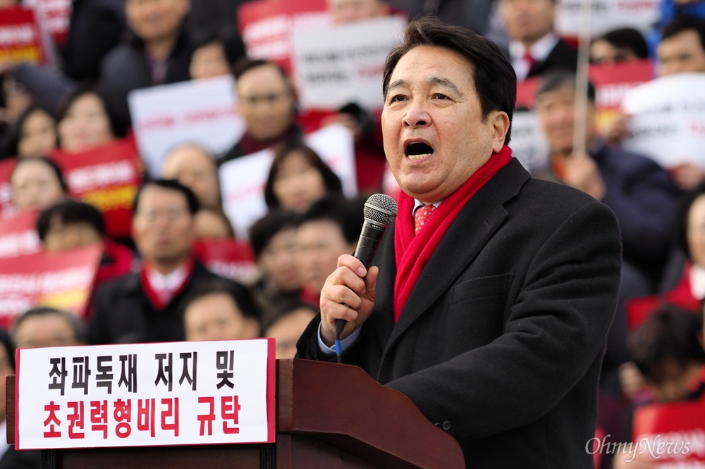 자유한국당의 좌파독재 저지 및 초권력형 비리 규탄대회 자유한국당 의원들과 당원들이 27일 오후 국회 본청 앞 계단에 모여 '좌파독재 저지 및 초권력형 비리 규탄대회'를 열었다. 1시간 넘게 진행된 이날 행사는 유력 당권주자들이 대거 참여하며 눈길을 끌었다.