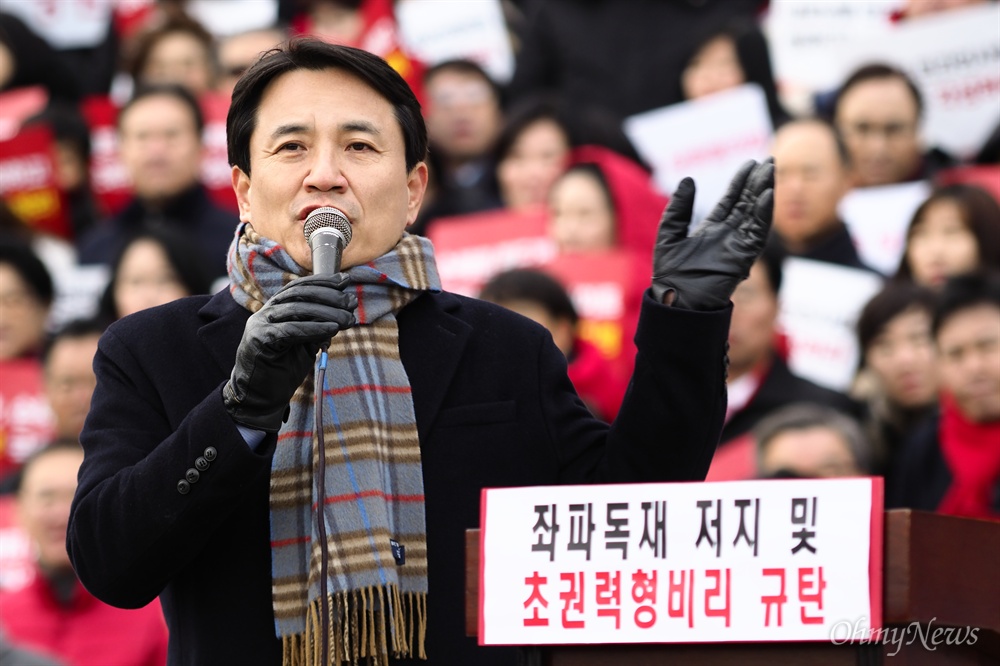 자유한국당의 좌파독재 저지 및 초권력형 비리 규탄대회 자유한국당 의원들과 당원들이 27일 오후 국회 본청 앞 계단에 모여 '좌파독재 저지 및 초권력형 비리 규탄대회'를 열었다. 1시간 넘게 진행된 이날 행사는 유력 당권주자들이 대거 참여하며 눈길을 끌었다.