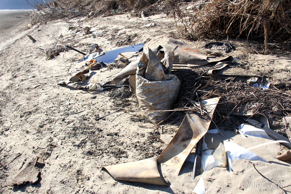  낙동강 합천창녕보 수문 개방 이후 상류에 있는 강 바닥에서 4대강사업 당시 놓아두었던 폐자재와 쓰레기들이 드러났다.