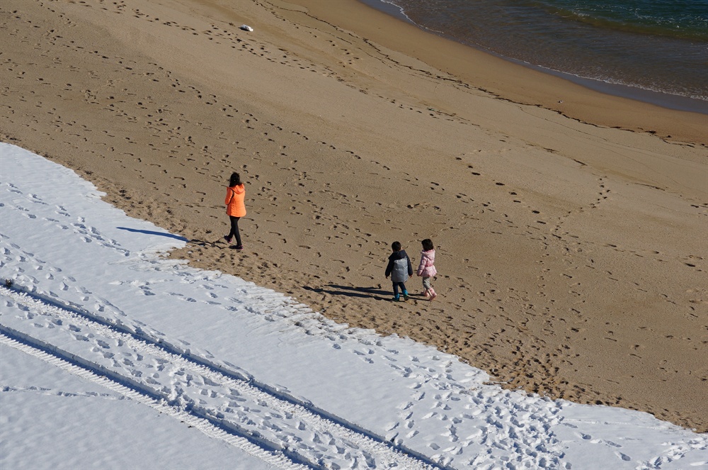 청간정 해변  울음모래를 밟으며 한가로이 거니는 엄마와 아이들이 까마득하다. 울음모래소리는 울음소리 아닌 행복의 소리로 들린다.(2016.12 촬영)