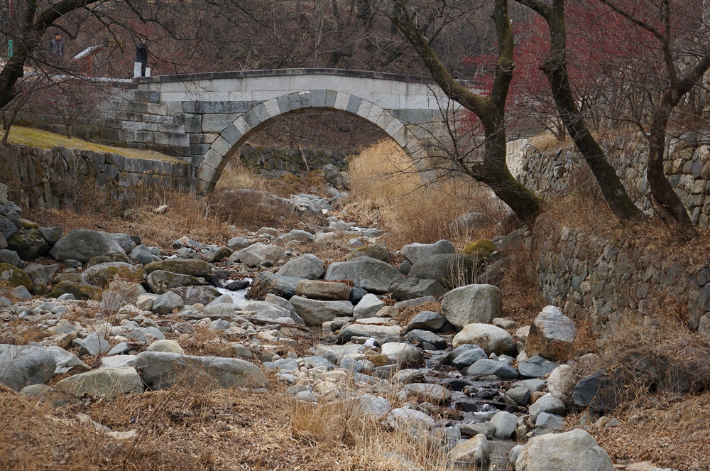 능파교  보물 1336호. 1704-1707년 사이에 축조된 것이다. 대웅전과 극락전 영역을 잇는 다리다.