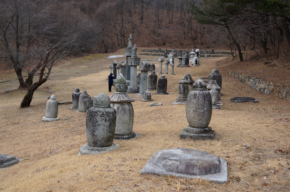 건봉사 부도밭  건봉사의 영화가 남아있는 곳이다. 온전한 것부터 비신은 사라지고 머리만 남은 부도비까지 수십 기 부도가 널려있다. 