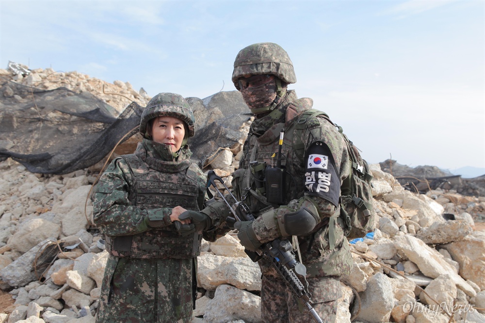장병 격려하는 나경원 자유한국당 나경원 원내대표가 30일 강원도 인제군 육군 12사단을 방문해 철수된 구396GP에서 장병을 격려하고 있다.