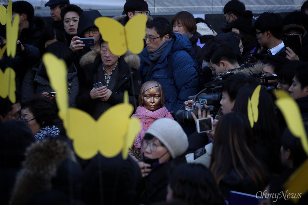  1일 오전 서울 종로구 옛 일대사관 앞에서 위안부 피해자 고 김복동 할머니의 시민장 영결식이 열리고 있다.