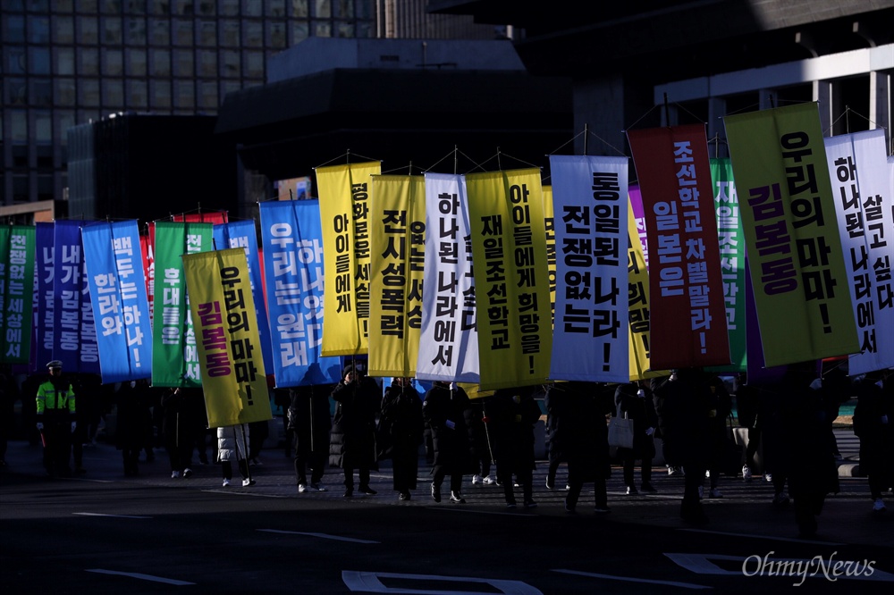  1일 오전 서울시청을 출발해 수요시위가 열리는 옛 일본 대사관 앞을 향해 위안부 피해자 고 김복동 할머니 운구차와 시민장 참여자들이 행진하고 있다.