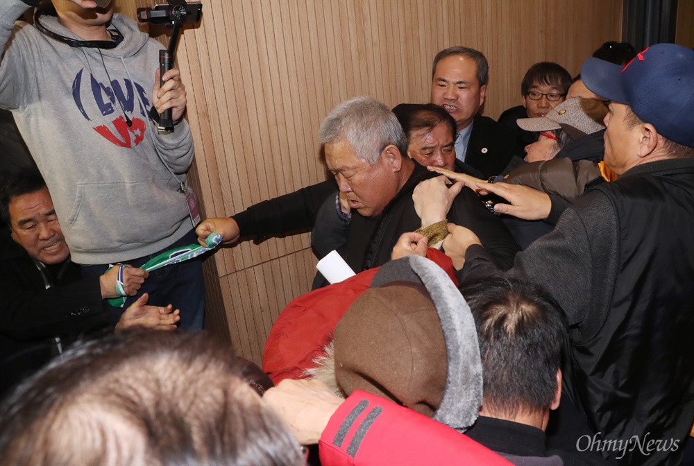 지만원 강연장에서 끌려나가는 시민들 '5.18 북한군 개입설'을 주장하고 있는 지만원씨가 8일 오후 서울 여의도 국회 의원회관에서 자유한국당 김진태·이종명 의원 공동주최로 열린 '5·18 진상규명 대국민 공청회'에 발표자로 나서자, 이에 반대하는 시민들이 '광주를 모욕하지 말라'라고 적은 플래카드를 펼치며 항의하다 끌려나가고 있다. 