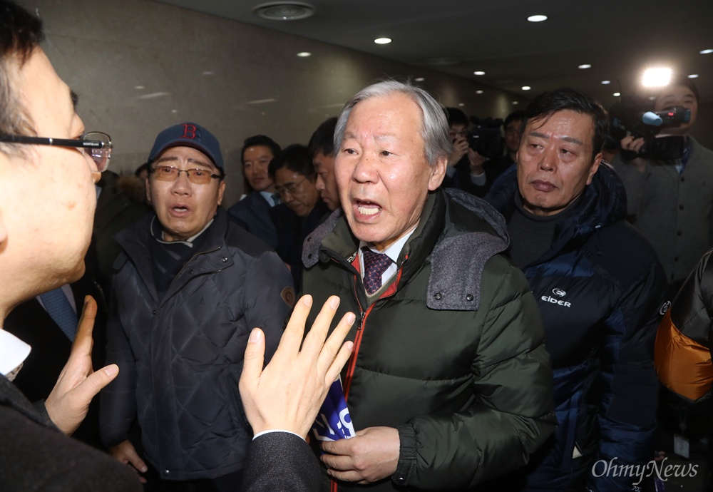 가로막힌 5.18 단체 회원들 5·18 관련 단체 회원들이 11일 오후 서울 국회 정론관에서 기자회견을 마친후 자유한국당 대표실로 향하는 중 국회 관계자들에 막혀 실랑이를 벌이고 있다.