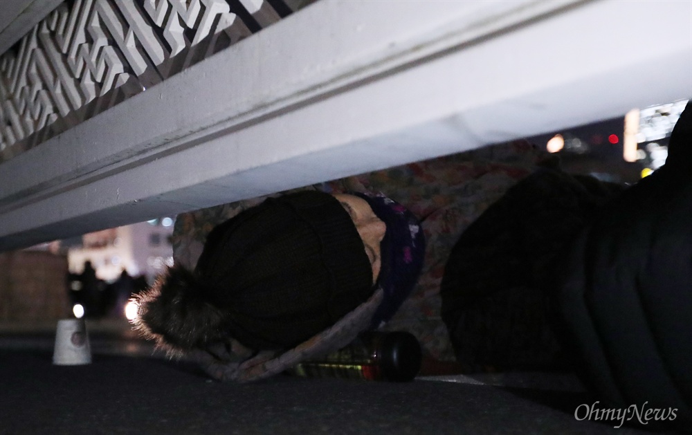 찬바닥에 드러누운 '오월어머니'들 5·18 희생자 유족들이 11일 오후 서울 여의도 국회 정문 앞에서 자유한국당 김진태·이종명·김순례 의원의 '5·18 망언'에 항의하며 드러누워 농성을 벌이고 있다.  