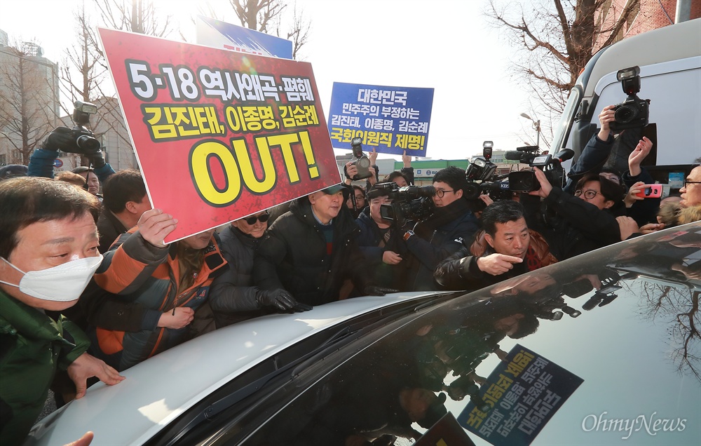 '5.18 모욕' 김진태 광주 방문 항의 극우논객 지만원씨를 국회에 초청해 ‘5.18 북한군 개입설’ 등 5.18민주화운동을 왜곡, 폄훼, 모욕하는 강연을 하게 한 김진태 의원이 전당대회를 앞두고 12일 오전 간담회를 위해 광주광역시 북구 자유한국당 전남도당(광주시당)을 방문하자, 5.18유공자와 관련단체 회원들이 김진태, 이종명, 김순례 의원 제명 등을 요구하며 항의시위를 벌였다.