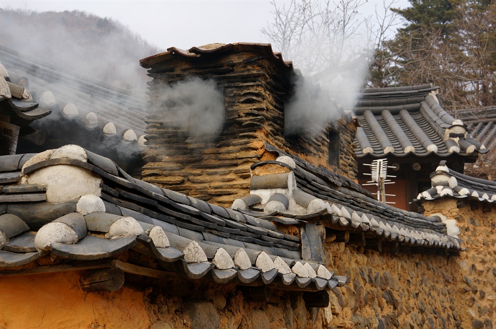 왕곡마을 굴뚝 연기  사랑방 군불연기가 따뜻해 보인다. 이렇게 풍성한 재래식 옛집 굴뚝연기를 언제까지 구경할 수 있을까?