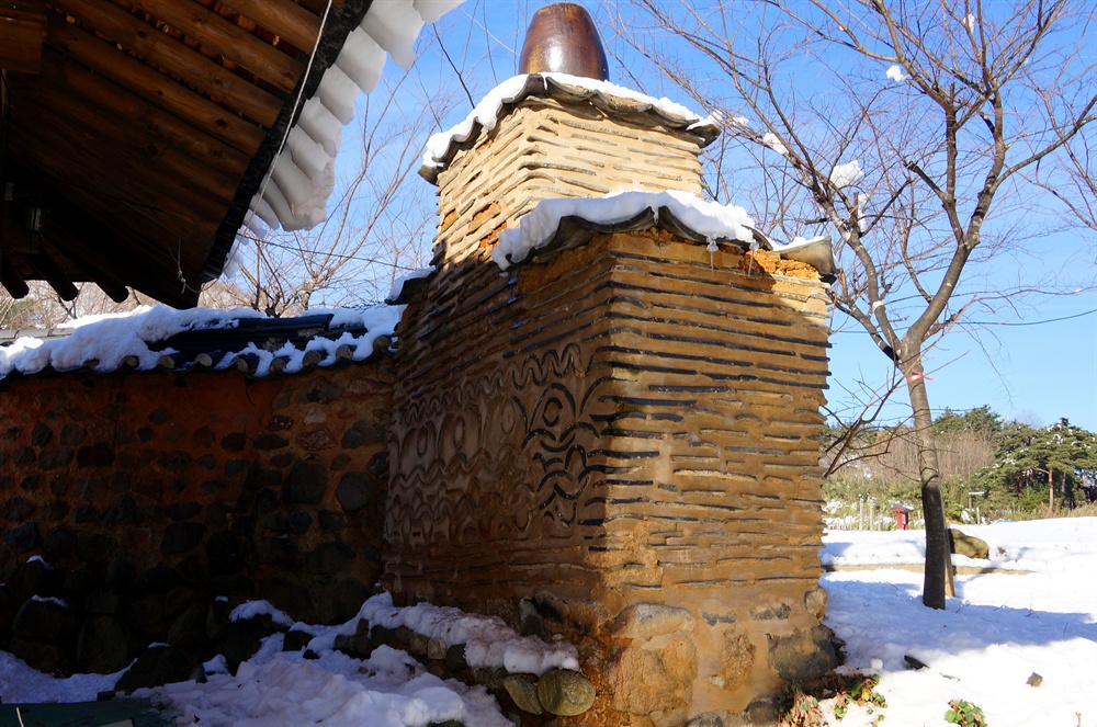 왕곡마을 화려한 굴뚝  이집 굴뚝은 꽃담 쌓듯 몸에 화려한 장식을 하였다.(2016.12 사진)