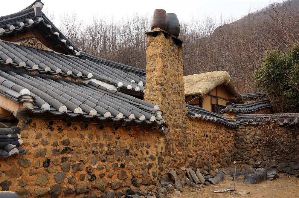 한과집 굴뚝  한과를 만드는 집 굴뚝답게 이 마을에서 키가 제일 크다.