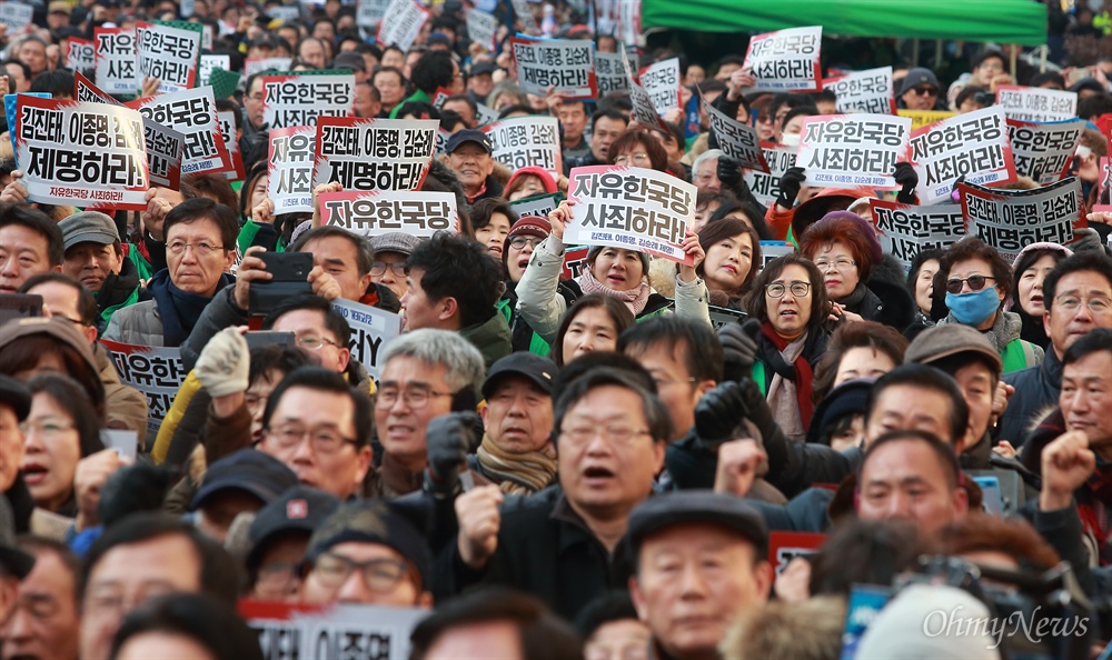 5.18 망언 규탄 외침 가득한 금남로 ''자유한국당 망언의원 퇴출, 5.18역사 왜곡 처벌을 위한 광주시민궐기대회'가 16일 오후 광주광역시 옛 전남도청앞 금남로에서 열렸다.