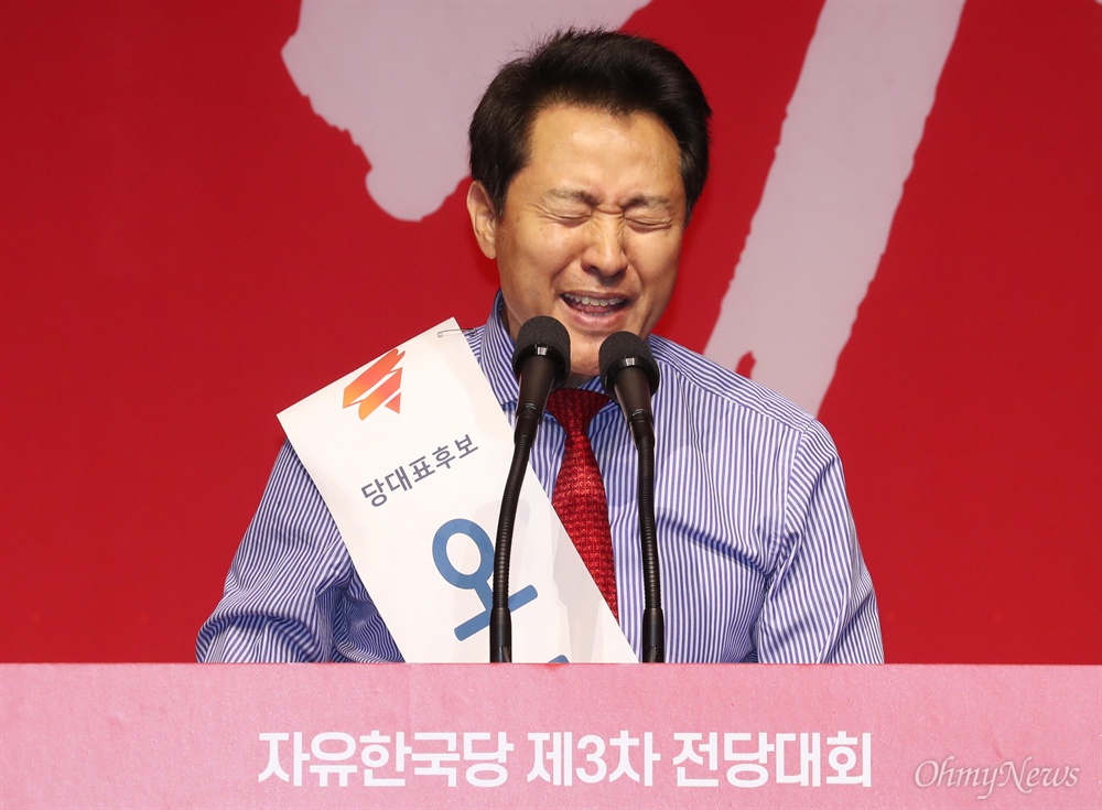 지지 호소하는 오세훈 자유한국당 지도부를 뽑는 2·27 전당대회를 앞두고 18일 오후 대구 엑스코에서 열린 대구·경북 합동연설회에서 당대표에 출마한 오세훈 후보가 당원들의 지지를 호소하고 있다.