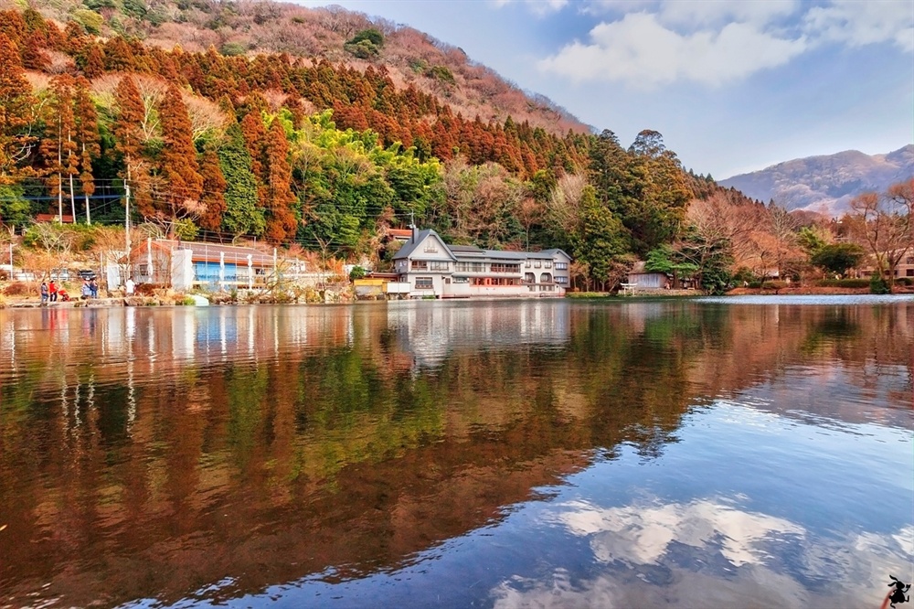 용의 호수, 긴린코 유후인의 상징인 ‘용의 호수’라 불리는 영롱하고 영험한 호수다. 물 위를 뛰어오르는 물고기의 비늘이 금빛으로 반짝이는 용을 닮아 지어진 이름이다.