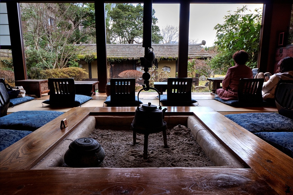 일본식 화로인 이로리가 있는 찻실 다과실에서 따끈한 차와 마주한 작은 정원은 평화로운 안식처였다.