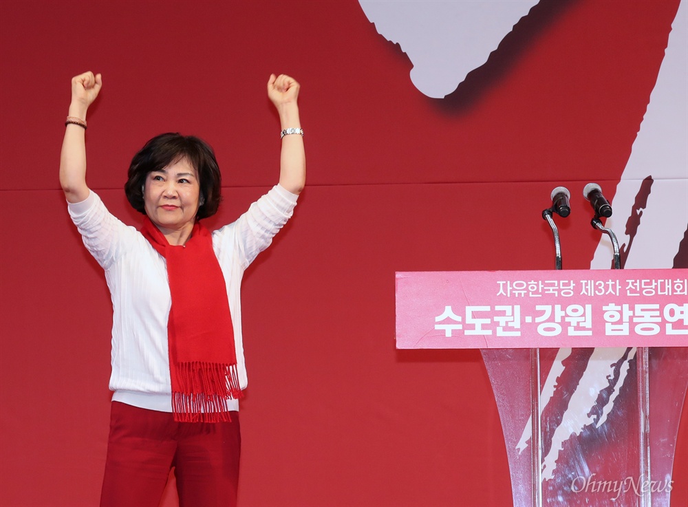 한국당 선거에 '패륜아' 이재명 끌어들인 김순례  자유한국당 지도부를 뽑는 2·27 전당대회를 앞두고 22일 경기 성남실내체육관에서 열린 서울·인천·경기·강원 합동연설회에서 최고위원에 출마한 김순례 후보가 정견발표를 마친후 압도적 지지를 호소하고 있다. '5.18 망언'으로 당 윤리위에 회부된 김 후보는 "결초보은, 사즉필생의 각오로 애국동지 여러분 앞에 섰다"라며 "전대에 나와 뭇매를 맞으며 고초를 겪을 때 전국 방방곡곡에서 문자와 전화를 주시며 절대 물러서지 말라고 용기와 격려를 해줬다"고 주장했다. 김 후보는 "조폭에 연루된 은수미 성남시장, 천륜과 인륜을 져버린 패륜아 이재명 경기지사"라고 외치며 "이재명과 은수미가 나쁩니까. 김순례가 나쁩니까"라고 말하기도 했다.