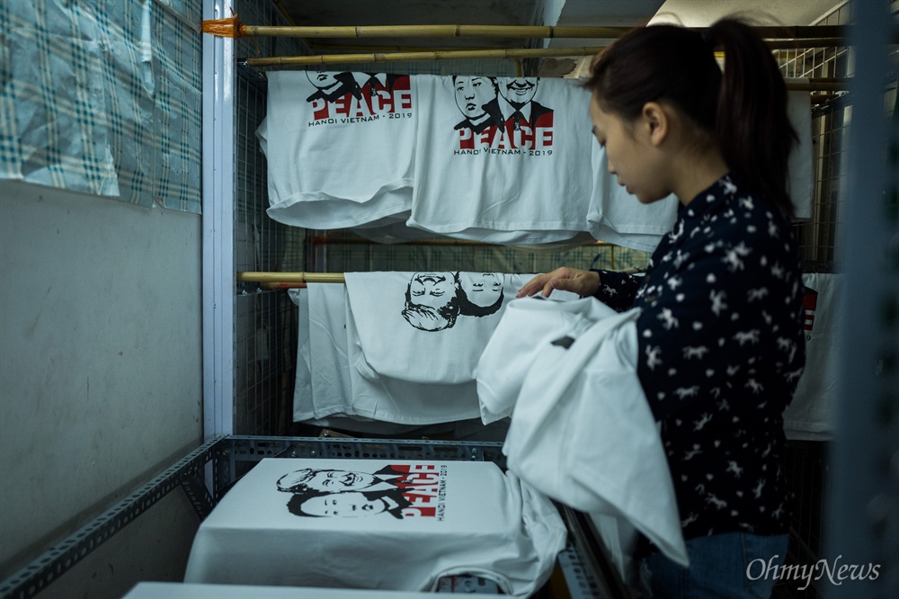  김정은-트럼프 '평화 티셔츠' 만드는 베트남