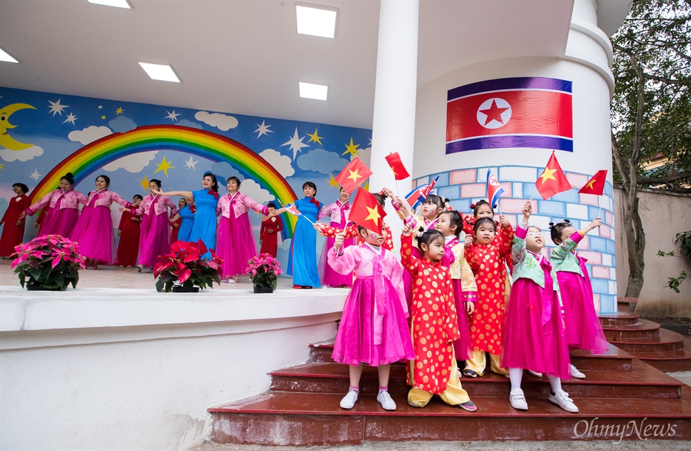 '환영합니다' 베트남-북한 유치원생들 26일 오전 베트남 하노이 베트남-북한 우정 유치원에서 북미정상회담을 환영하는 행사를 열고 있다. 