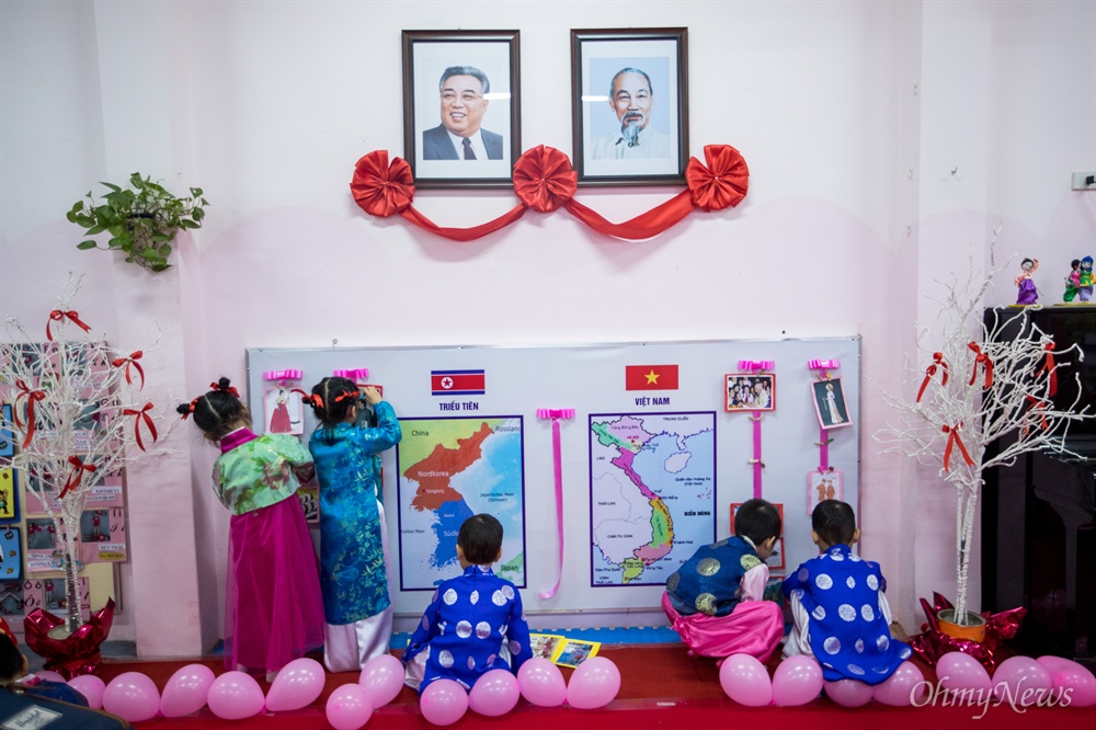  26일 오전 베트남 하노이 베트남-북한 우정 유치원에서 북미정상회담을 환영하는 행사를 열고 있다. 