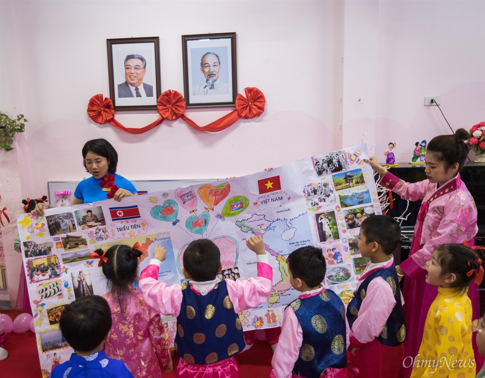 베트남-북한 우정유치원생들의 환영식 26일 오전 베트남 하노이 베트남-북한 우정 유치원에서 북미정상회담을 환영하는 행사를 열고 있다. 