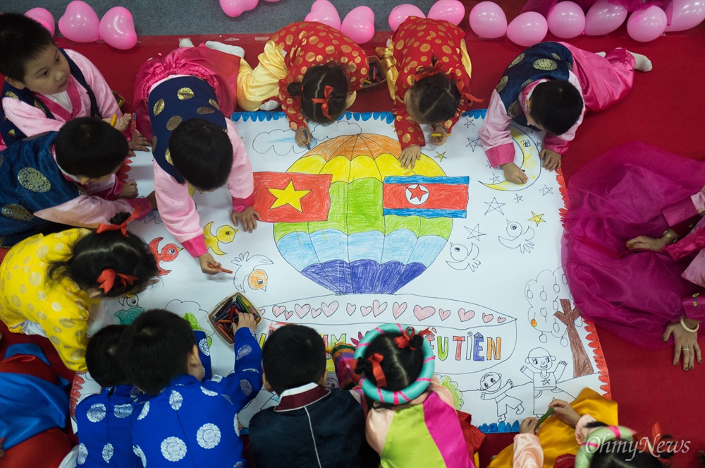  26일 오전 베트남 하노이 베트남-북한 우정 유치원에서 북미정상회담을 환영하는 행사를 열고 있다.