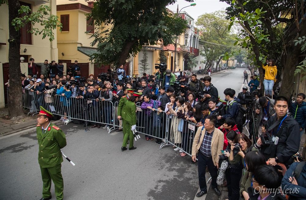  북미정상회담을 하루 앞둔 26일 오후 베트남 하노이 주 베트남 북한 대사관 앞에 김정은 북한 국무위원장 방문을 취재하기 위해 기자들이 포토라인을 만들어 대기 하고 있다.