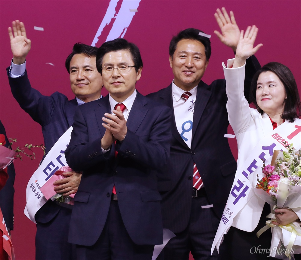 한국당 당권 쥔 황교안  27일 경기도 고양 킨텍스에서 열린 자유한국당 제3차 전당대회에서 당대표로 선출된 황교안 후보가 경쟁했던 김진태, 오세훈 후보와 함께 인사하고 있다. 맨 오른쪽은 청년최고위원으로 선출된 신보라 후보.  