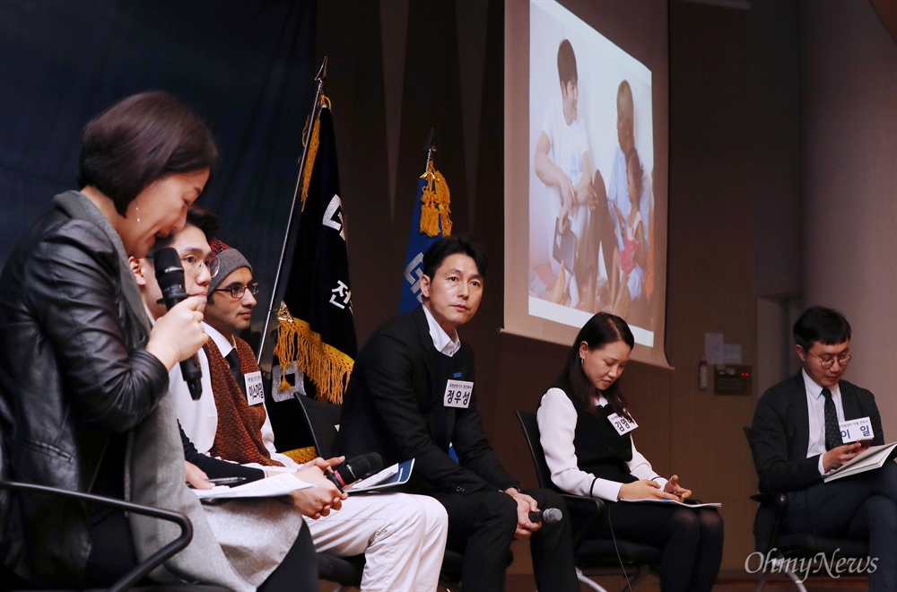 '우리 곁의 난민' 토크콘서트 참석한 정우성 유엔난민기구 친선대사인 배우 정우성 씨가 28일 서울 여의도 국회도서관 강당에서 열린 더불어민주당 전국청년위원회 전국대학생위원회 공동주최 청년정책 토크콘서트 '우리 곁의 난민'에 참석해 난민이 말하는 난민 문제에 관한 발제를 듣고 있다. 