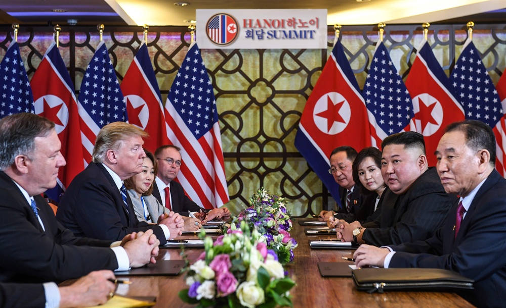  제2차 북미정상회담 이튿날인 28일(현지시간) 도널드 트럼프(왼쪽) 미국 대통령과 김정은(오른쪽) 북한 국무위원장이 베트남 하노이의 소피텔 레전드 메트로폴 호텔에서 회담 도중 심각한 표정을 하고 있다. 백악관은 예정보다 일찍 종료된 2차 북미 정상회담과 관련, "현시점에서 아무런 합의에 도달하지 못했다"고 밝혔다.