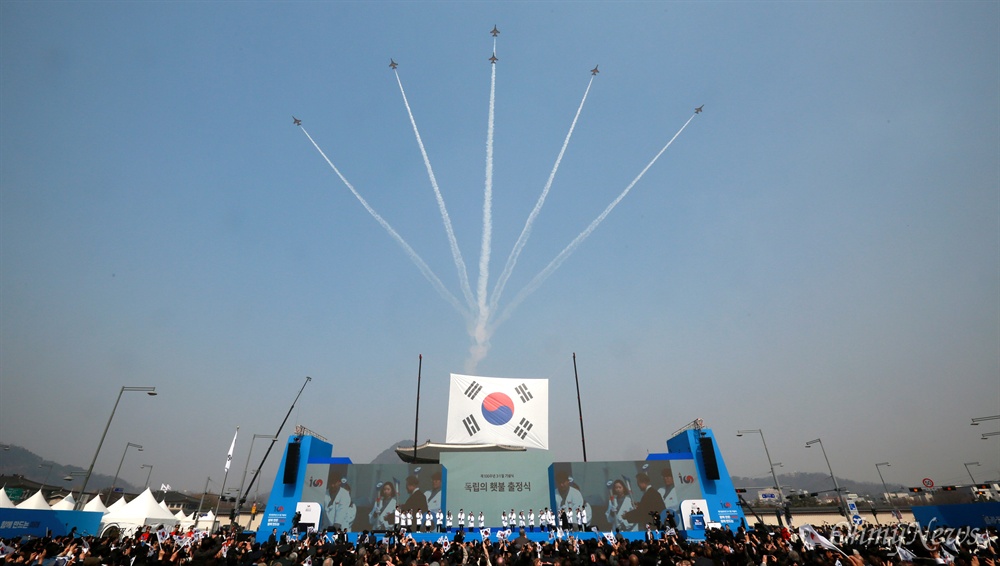 블랙이글스 3.1절 축하비행 공군특수비행팀 '블랙이글스'가 1일 오전 서울 광화문광장에서 열린 3.1절 100주년 기념식에서 축하비행을 하고 있다.