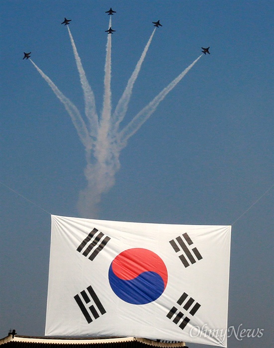 블랙이글스 3.1절 축하비행 공군특수비행팀 '블랙이글스'가 1일 오전 서울 광화문광장에서 열린 3.1절 100주년 기념식에서 축하비행을 하고 있다.