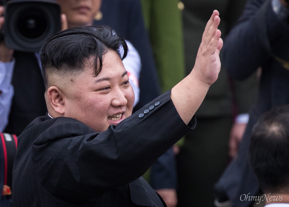  베트남 공식일정을 마친 김정은 북한 국무위원장이 2일 베트남 국경 동당역에서 전용열차에 오르긴 전 환송 인파에 감사 인사를 표하고 있다.