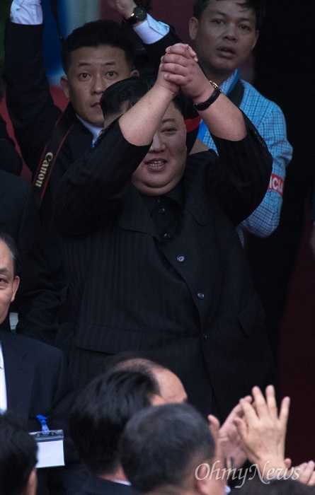  베트남 공식일정을 마친 김정은 북한 국무위원장이 2일 베트남 국경 동당역에서 전용열차에 오르긴 전 환송 인파에 감사 인사를 표하고 있다.