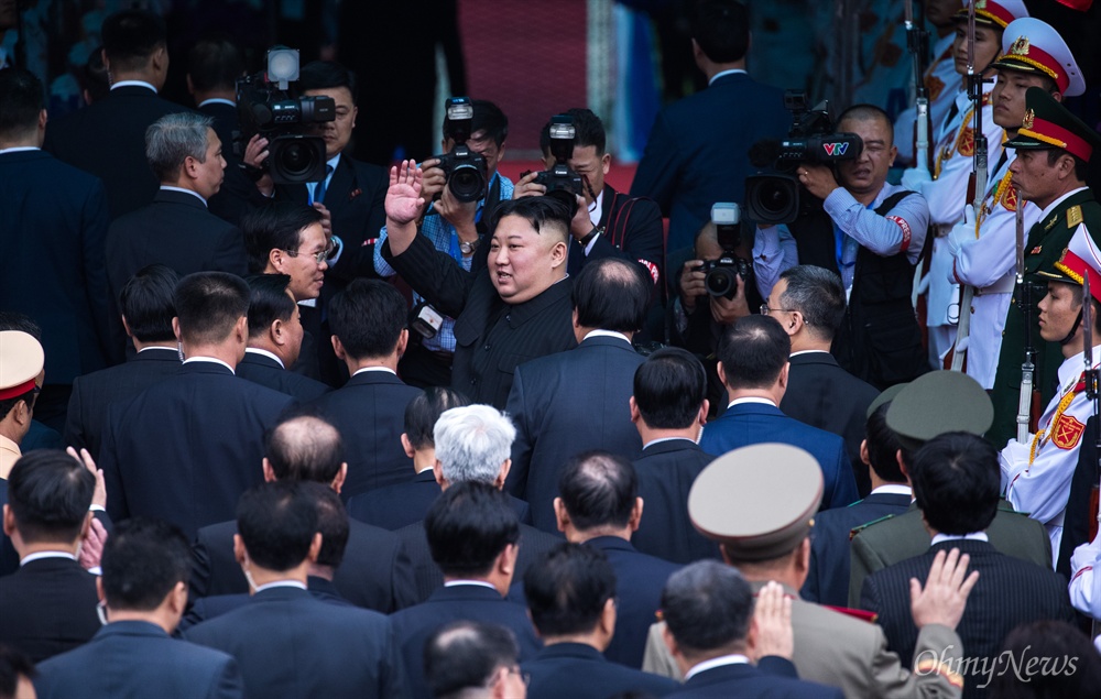  베트남 공식일정을 마친 김정은 북한 국무위원장이 2일 베트남 국경 동당역에서 전용열차에 오르긴 전 환송식에 참석하고 있다. 
