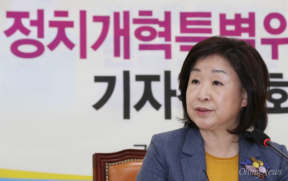 선거제도 개혁 추진 상황 설명하는 심상정 위원장 국회 정치개혁특별위원장인 심상정 의원이 6일 오전 국회에서 기자간담회를 열어 선거제도 개혁 추진 상황을 설명하고 있다.  
