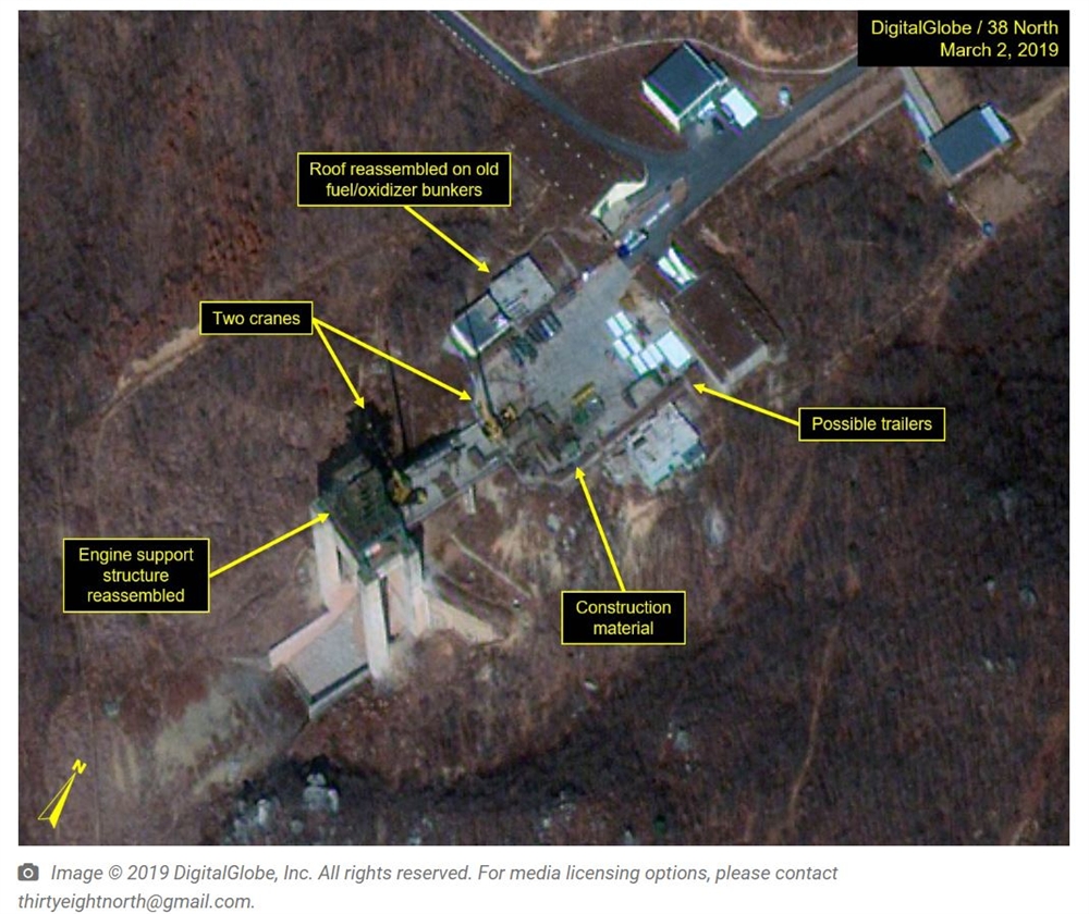  미국 <38노스>가 제시한 3월 2일 촬영 위성사진. 동창리 미사일 엔진 시험장의 엔진시험대 상부 구조물이 일부 복구돼 있다.