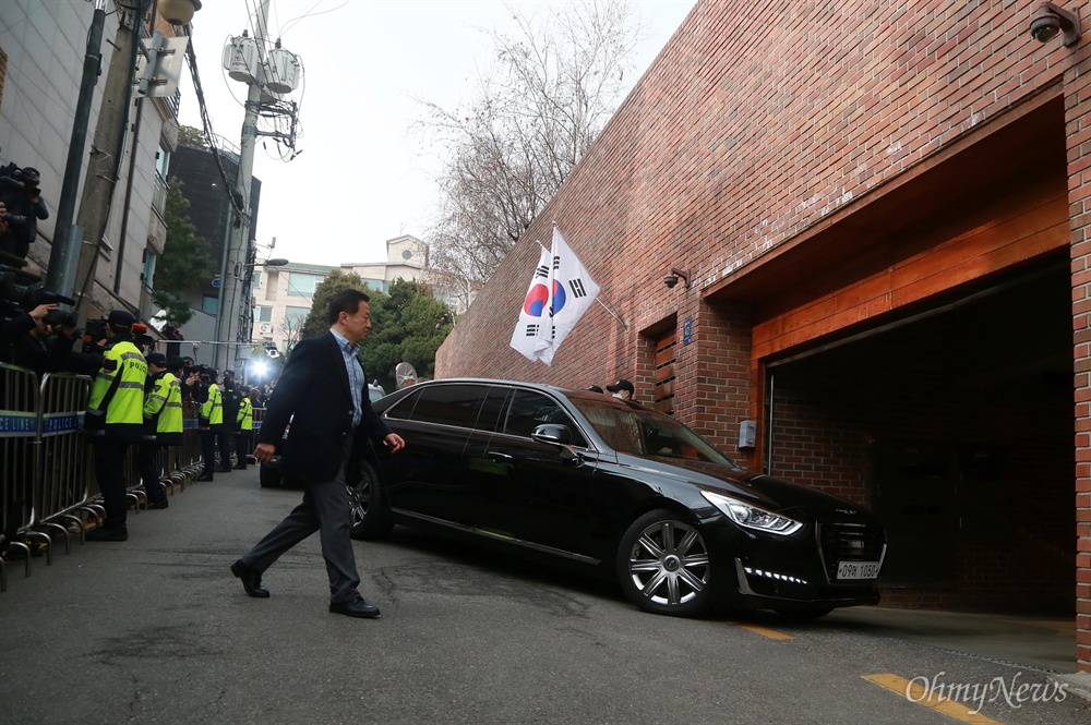 보석 석방된 이명박 자택 도착 구속 349일만에 보석으로 석방된 이명박 전 대통령을 태운 승용차가 6일 오후 서울 논현동 자택으로 들어가고 있다.