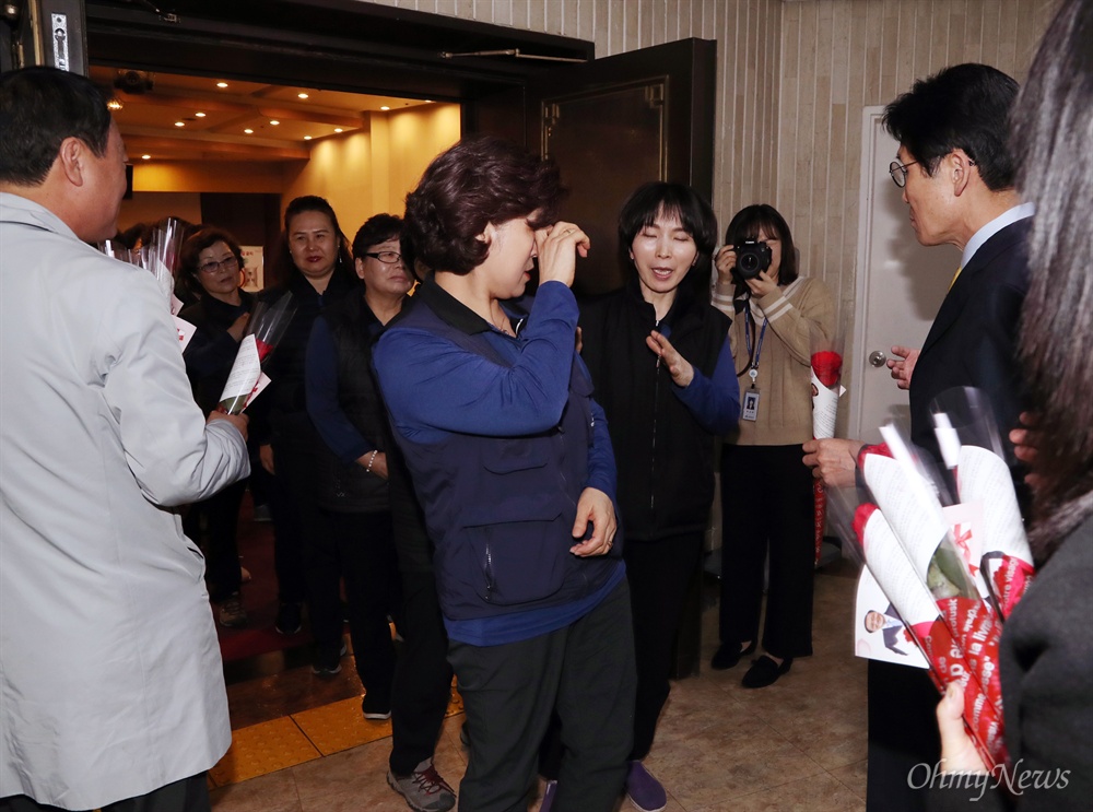 "노회찬 아니지만 그 마음 그대로" 윤소하가 전한 울림  3.8 세계 여성의 날을 앞두고 정의당 윤소하 원내대표가 7일 오전 서울 여의도 국회도서관 강당에서 국회 청소노동자들에게 장미꽃 한 송이를 전달하고 있다. 장미꽃은 여성의 참정권과 선거권으로 대표되는 정치적 평등을 의미한다. 국회 청소노동자 노동조합 안전교육이 있던 이날 교육이 끝나는 시간에  맟춰 윤 원내대표는 노동자 전원에게 장미꽃 한 송이를 선물했다. 이는 생전 노회찬 의원이 해마다 세계 여성의 날이면 장미꽃과 엽서를 국회 청소노동자를 포함해 국회 출입 여성기자 등에게 선물했던 장미꽃 한 송이기도 하다. 윤 원내대표는 "노회찬 의원이 아니지만 노 의원이 선물했던 그 마음 그대로 장미 한 송이를 드린다"고 인사했다.   