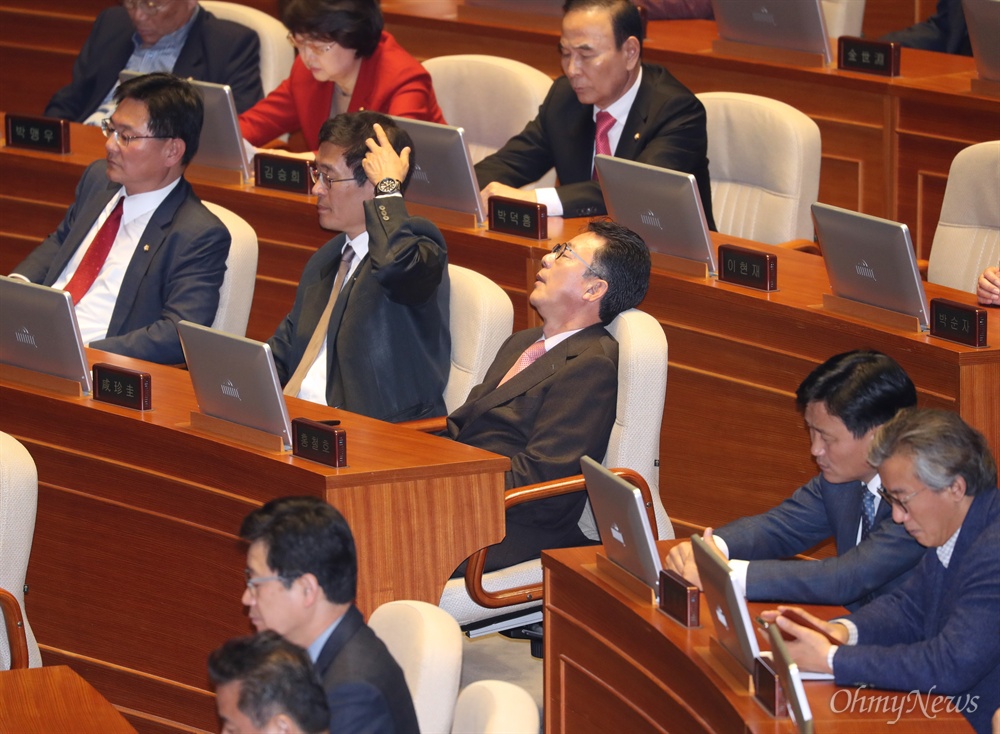 2달여 만에 열린 국회... 졸고 있는 홍철호 의원 7일 오후 서울 여의도 국회 본회의장에서 열린 제367회 임시회 개회식에 참석한 홍철호 자유한국당 의원이 의자에 몸을 기대어 졸고 있다. 의사일정 전면 보이콧을 자진철회하고 두 달 여 만에 개회된 본회의에 참석한 같은 당 동료의원들의 모습과 대비된다.    