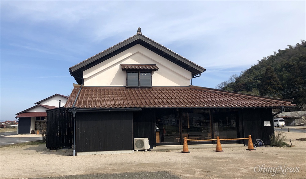  도자기를 생산하는 슛사이 가마 공방 옆에는 전시 판매장이 있다. 100년이 넘은 일본 가옥을 옮겨와서 쓰고 있단다.