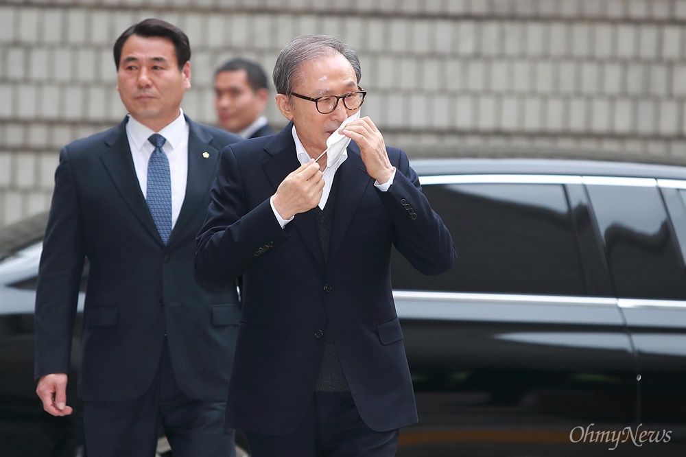 지지자들 향해 인사하는 이명박 이명박 전 대통령이 20일 오후 특정범죄가중처벌 등에 관한 법률위반(뇌물)등 혐의 관련 항소심 공판기일에 출석하기 위해 서초동 서울고등법원에 도착하고 있다. 승용차에서 내린 이 전 대통령이 지지자들을 향해 마스크를 살짝 벗어보이며 인사하고 있다.