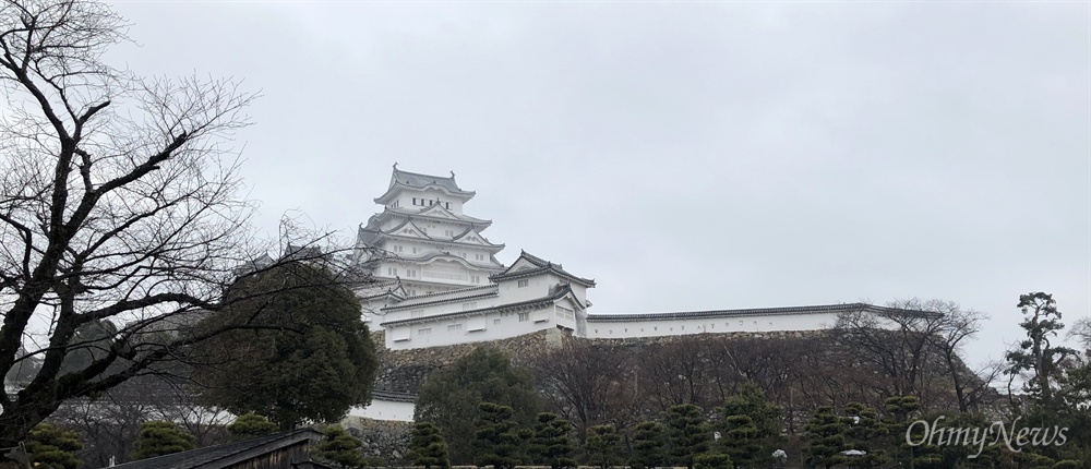  일본 효고 현의 히메지(姬路) 성. 천수각의 우아한 자태와 흰색으로 칠한 성의 외벽과 날개 모양의 지붕이 흰 새와 비슷하다고 해서 '백로성(白鷺城)'이란 별명을 갖고 있다. 