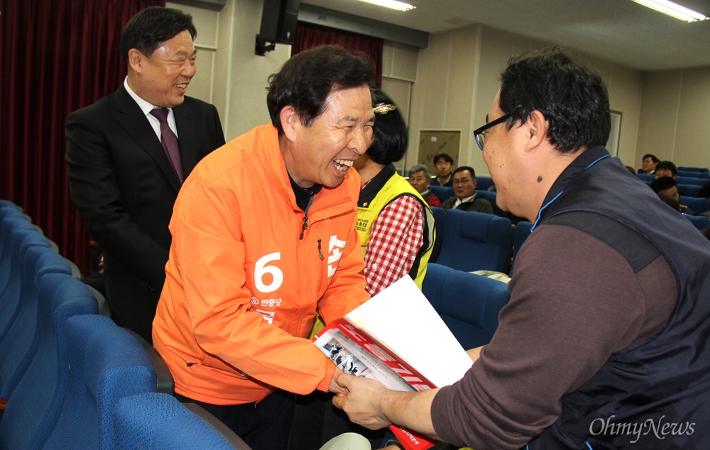  민중당 손석형 후보가 3월 26일 오후 민주노총 경남본부 정기대의원대회에 앞서 참석자들과 인사를 나누고 있다.