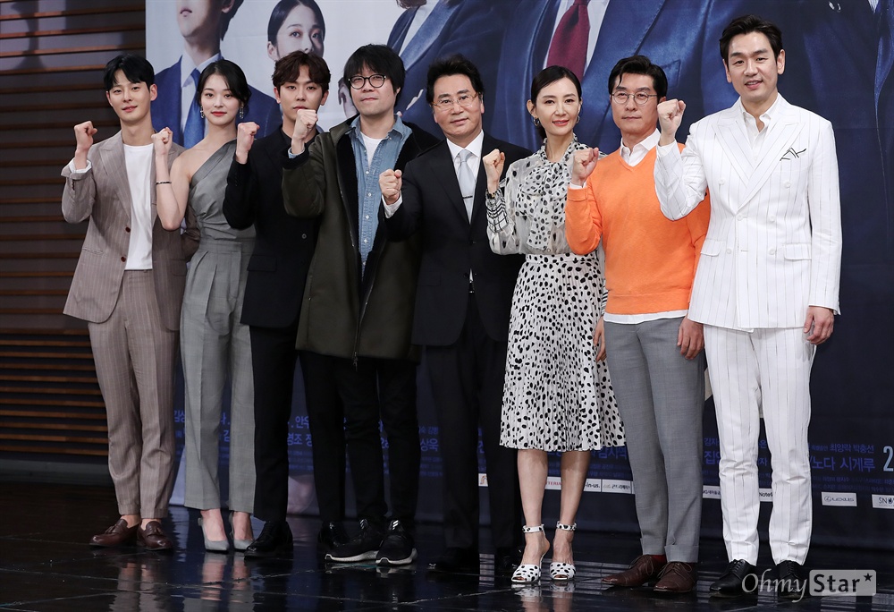 '더뱅커' 연기의 신과 샛별들 27일 오후 서울 상암동 MBC사옥에서 열린 MBC 새 수목미니시리즈 <더 뱅커> 제작발표회에서 이재진 감독(왼쪽에서 네 번째)과 배우 차인하, 신도현, 안우연, 유동근, 채시라, 김상중, 김태우가 포토타임을 갖고 있다. <더 뱅커>는 대한은행 대기발령 1순위 지점장이 뜻밖에 본점의 감사로 승진해 '능력치 만렙' 감사실 요원들과 함께 조직의 부정부패 사건들을 파헤치는 금융 오피스 수사극이다. 27일 수요일 오후 10시 첫 방송.