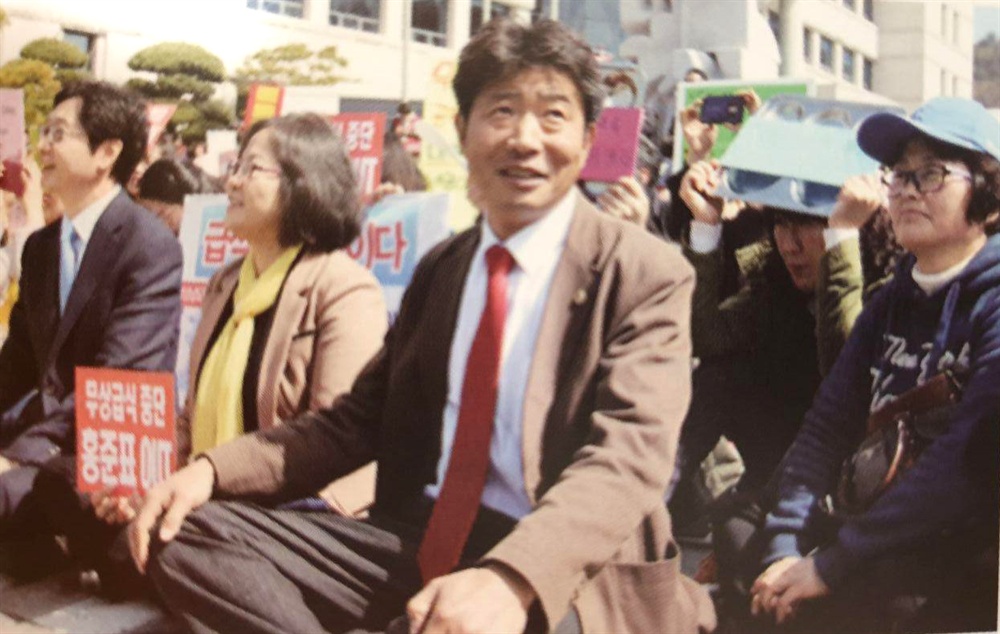  정의당 여영국 후보(창원성산)가 배포한 선거공보물에 실린 사진으로, 전국학교비정규직노동조합(학비노조) 경남지부 박쌍순 수석부지부장과 김명의 진주지회장의 얼굴이 나와 있다.