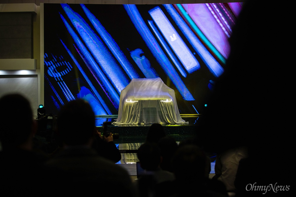  28일 오전 경기도 고양시 킨텍스에서 열린 2019 서울모터쇼 프레스데이 행사에 BMW X7모델이 공개되고 있다.