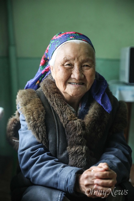  타지키스탄(Tajikistan)의 수도 두샨베에 사는 최 파밀리아 할머니는 1938년생으로 올해 82살이다.